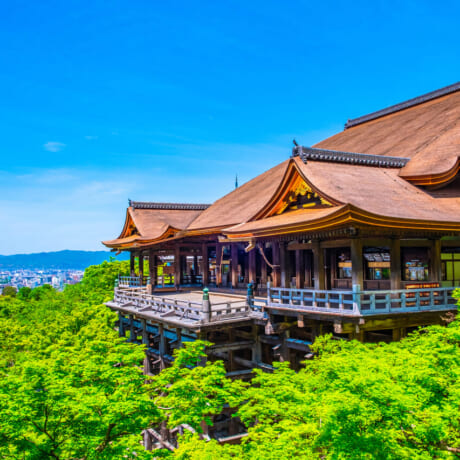 釘を一切使わない日本古来の木造建築『清水寺の舞台』から京の街をみる