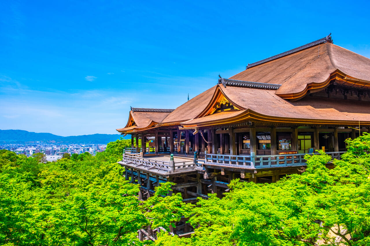 釘を一切使わない日本古来の木造建築『清水寺の舞台』から京の街をみる